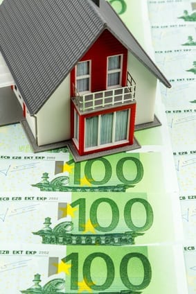 Wohnhaus auf Geldscheinen, Symbolfoto für Hauskauf, Finanzierung, Bausparen